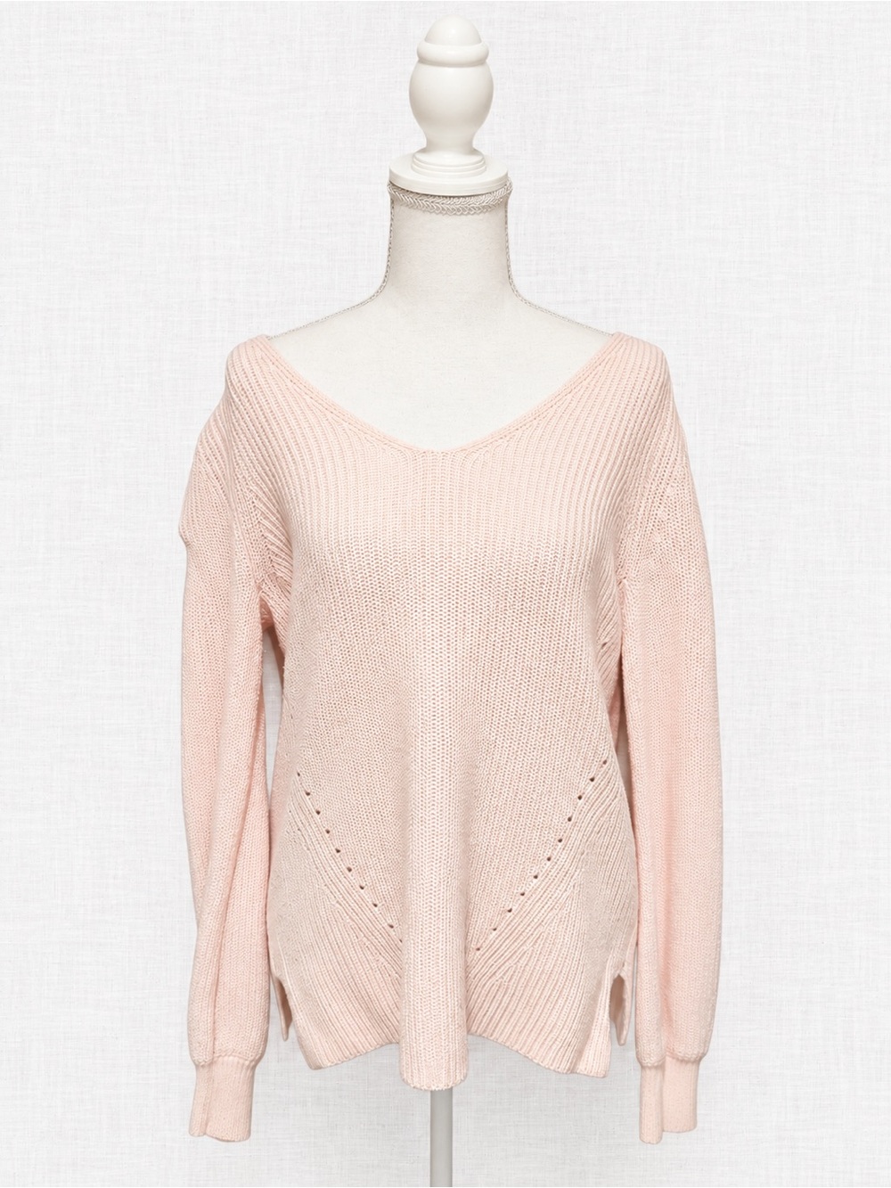 Reitmans The Classic Women’s Medium Blush Pink V-Neck Knit Sweater